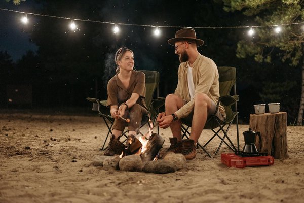 Comment organiser un camping pour une expédition de randonnée dans les montagnes de l'Atlas en hiver?